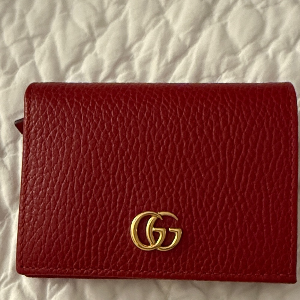 Gucci pebbled calfskin Marmont card case in Hibiscus Red